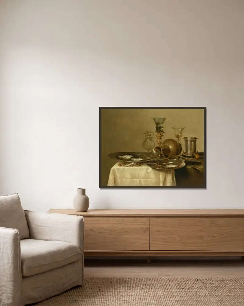 Drei Zinnteller mit Austern, ein umgestürzter Steingutkrug, ein silbernes Salzfass, eine Glaskaraffe, ein Römer auf vergoldetem Fuß von Willem Claesz Heda gerahmt an einer Wand
