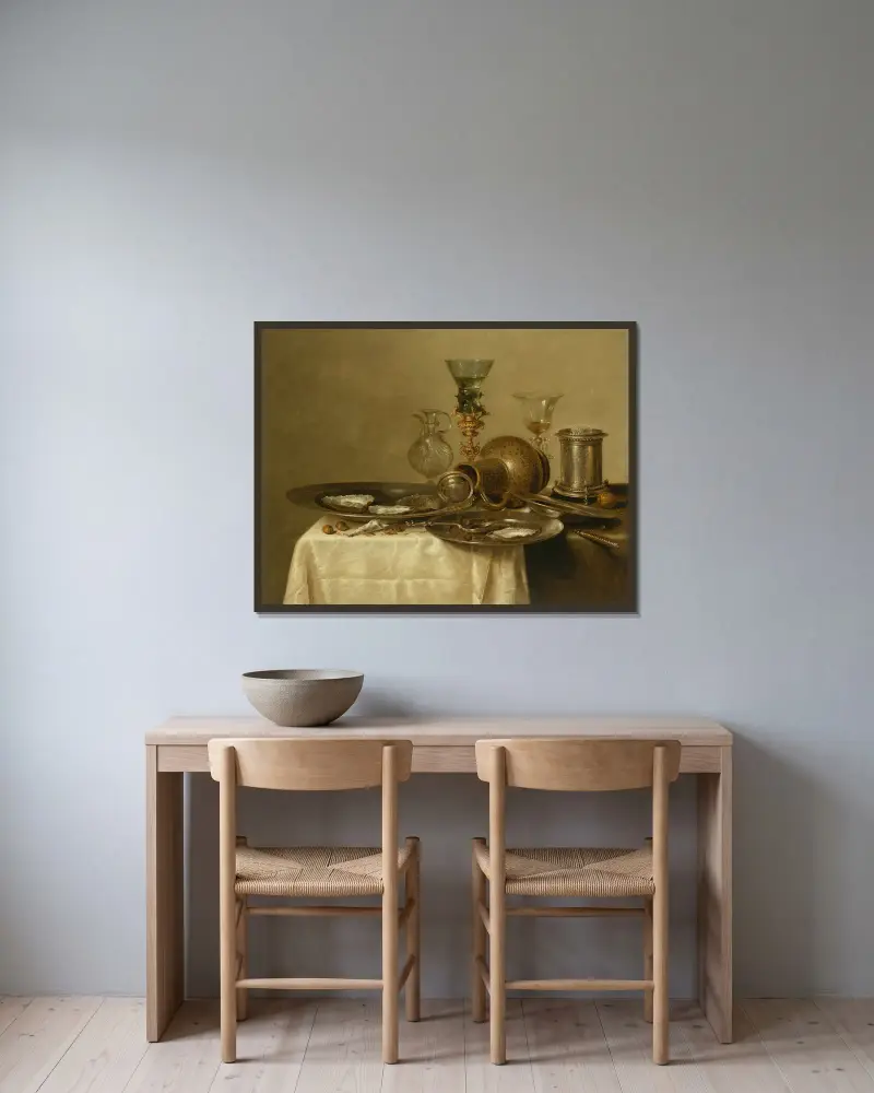 Drei Zinnteller mit Austern, ein umgestürzter Steingutkrug, ein silbernes Salzfass, eine Glaskaraffe, ein Römer auf vergoldetem Fuß von Willem Claesz Heda gerahmt an einer Wand