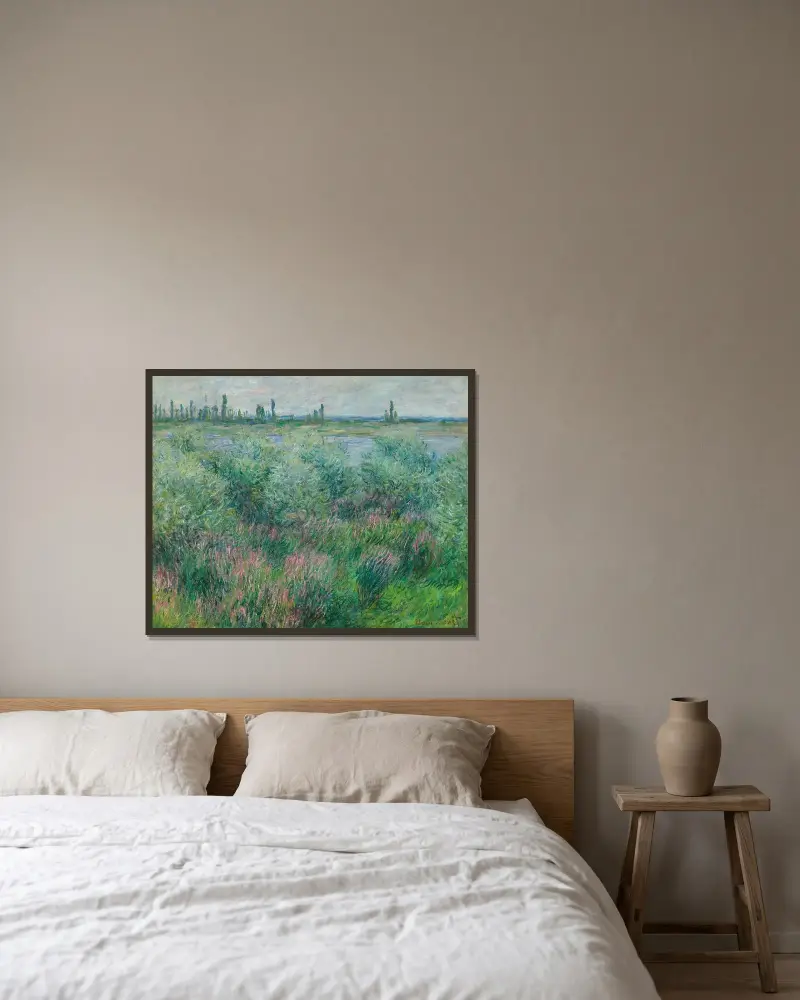 Berges De La Seine Près De Vétheuil av Claude Monet inramad på en vägg