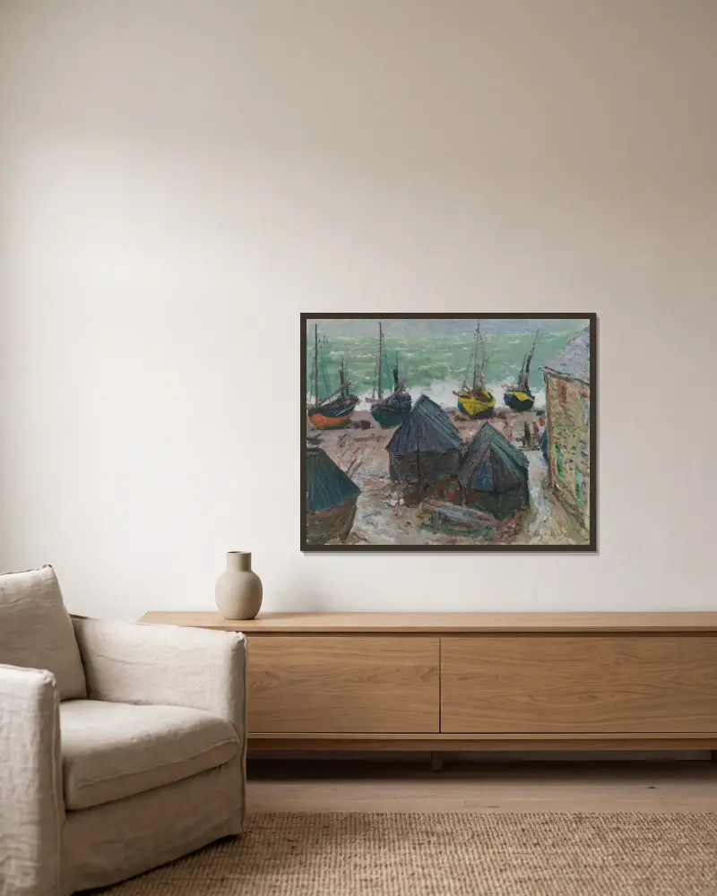 Båtar på stranden vid Étretat av Claude Monet inramad på en vägg