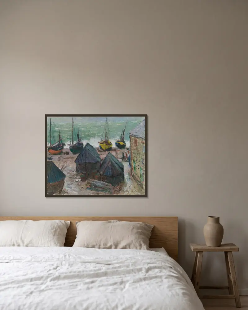 Båtar på stranden vid Étretat av Claude Monet inramad på en vägg