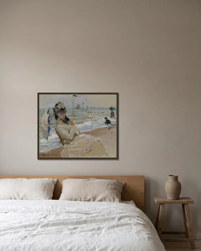 Camille på stranden i Trouville av Claude Monet inramad på en vägg