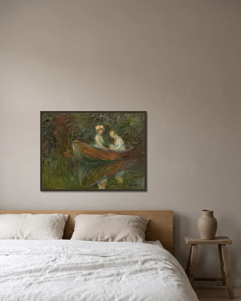 Zwei Frauen im Boot von Claude Monet gerahmt an einer Wand