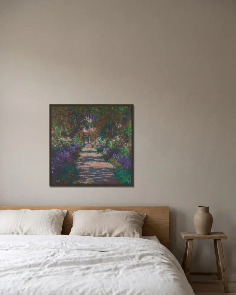 En allé i Monets trädgård i Giverny av Claude Monet inramad på en vägg