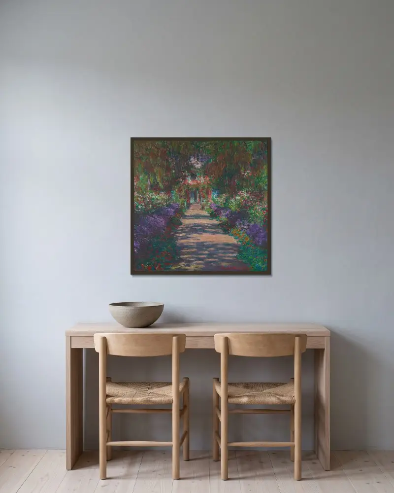En allé i Monets trädgård i Giverny av Claude Monet inramad på en vägg