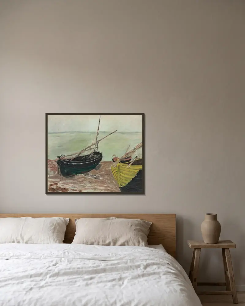 Studie av båtar på stranden vid Étretat av Claude Monet inramad på en vägg