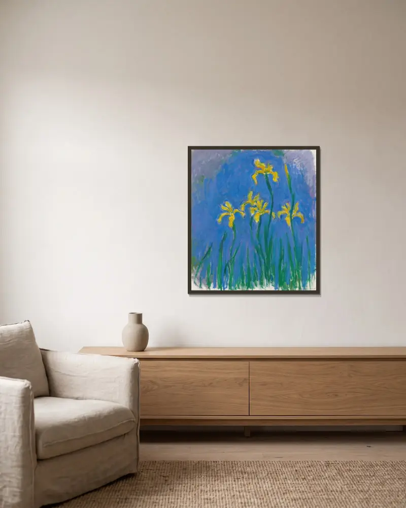 Iris, 1924 av Claude Monet inramad på en vägg