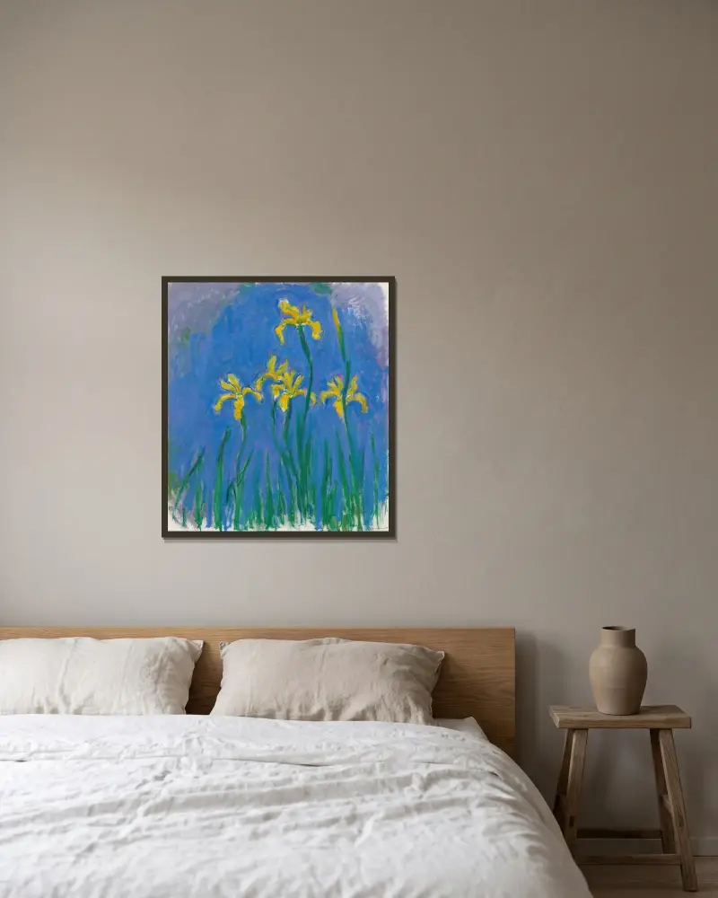 Iris, 1924 av Claude Monet inramad på en vägg