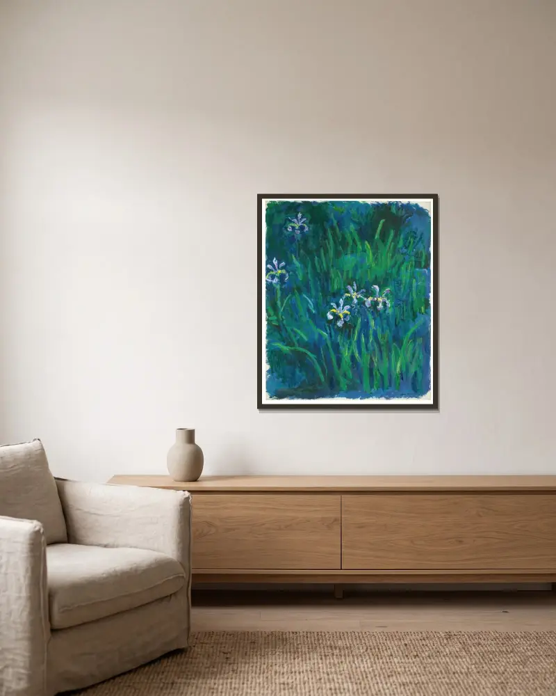 Iris – nr 1 av Claude Monet inramad på en vägg