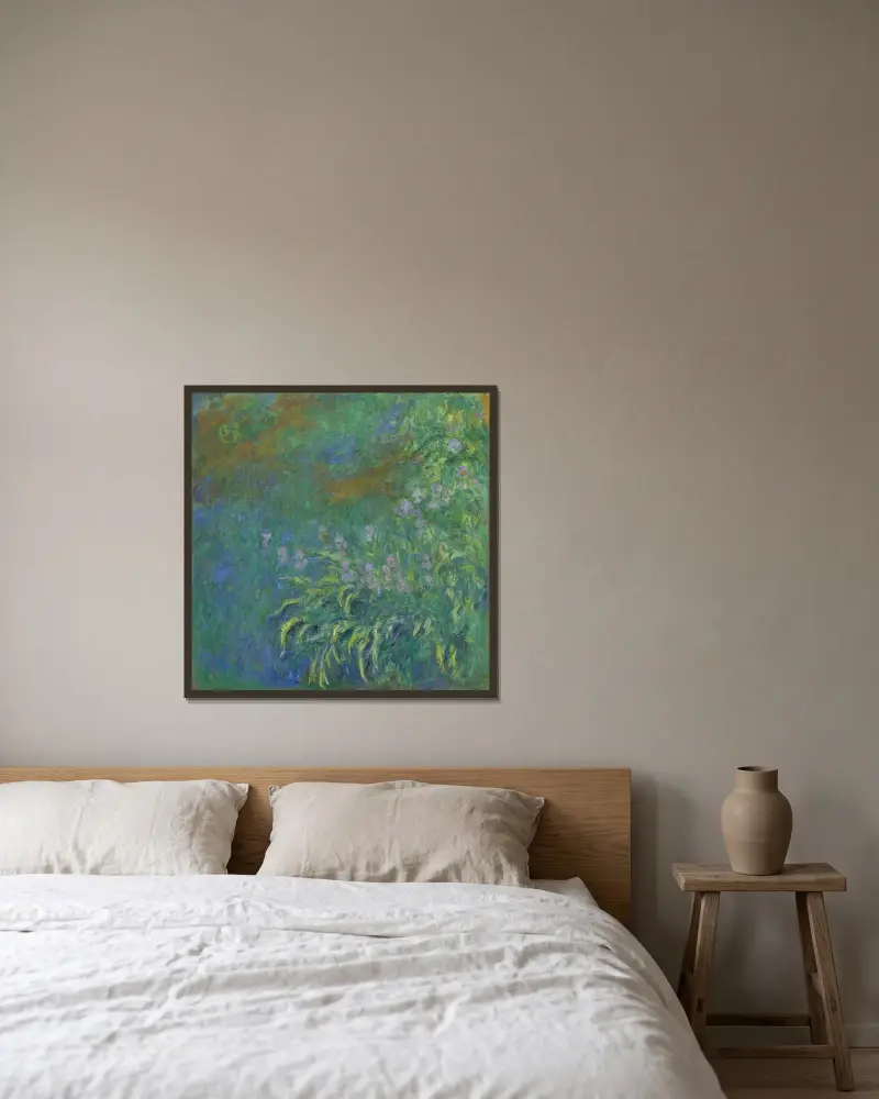 Irises av Claude Monet inramad på en vägg