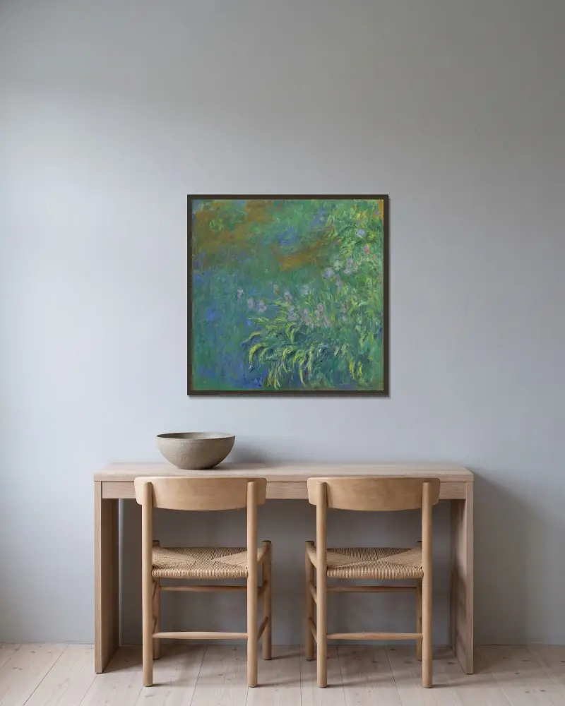 Irises av Claude Monet inramad på en vägg