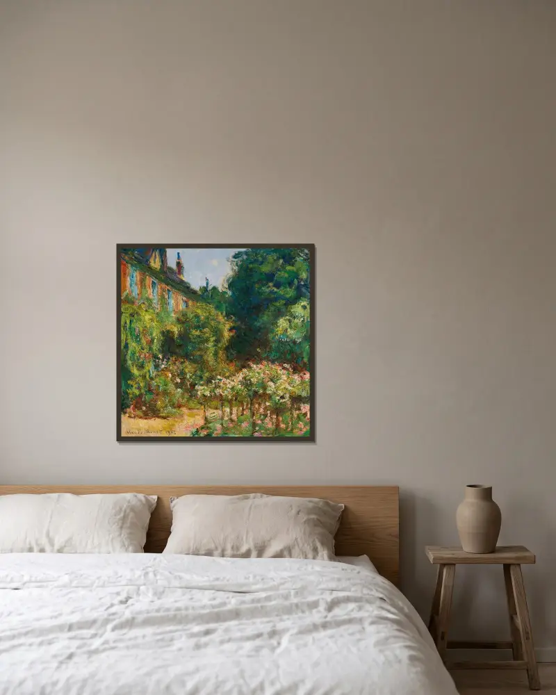 Das Haus des Künstlers in Giverny von Claude Monet gerahmt an einer Wand