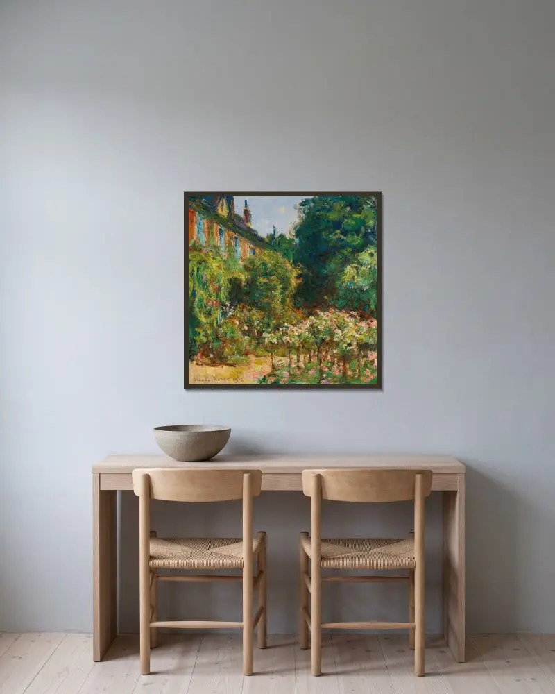 Das Haus des Künstlers in Giverny von Claude Monet gerahmt an einer Wand