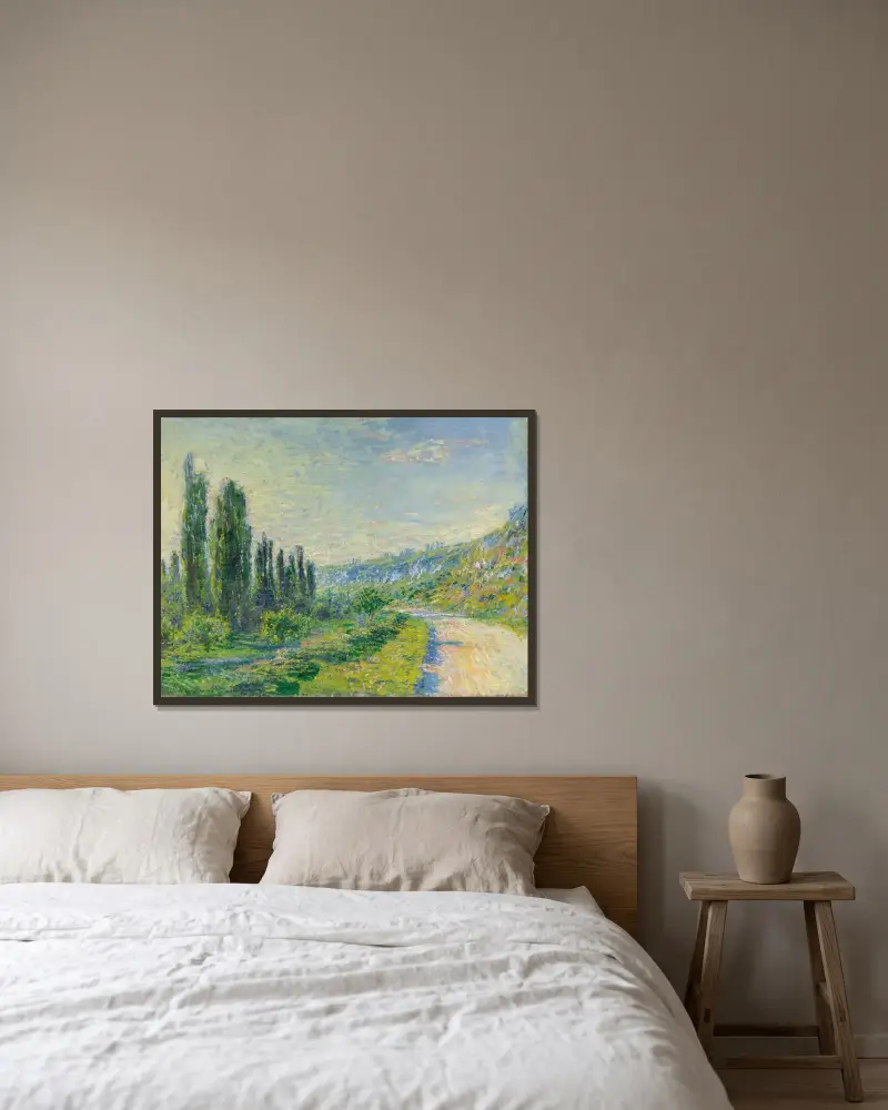 La Route De Vétheuil av Claude Monet inramad på en vägg