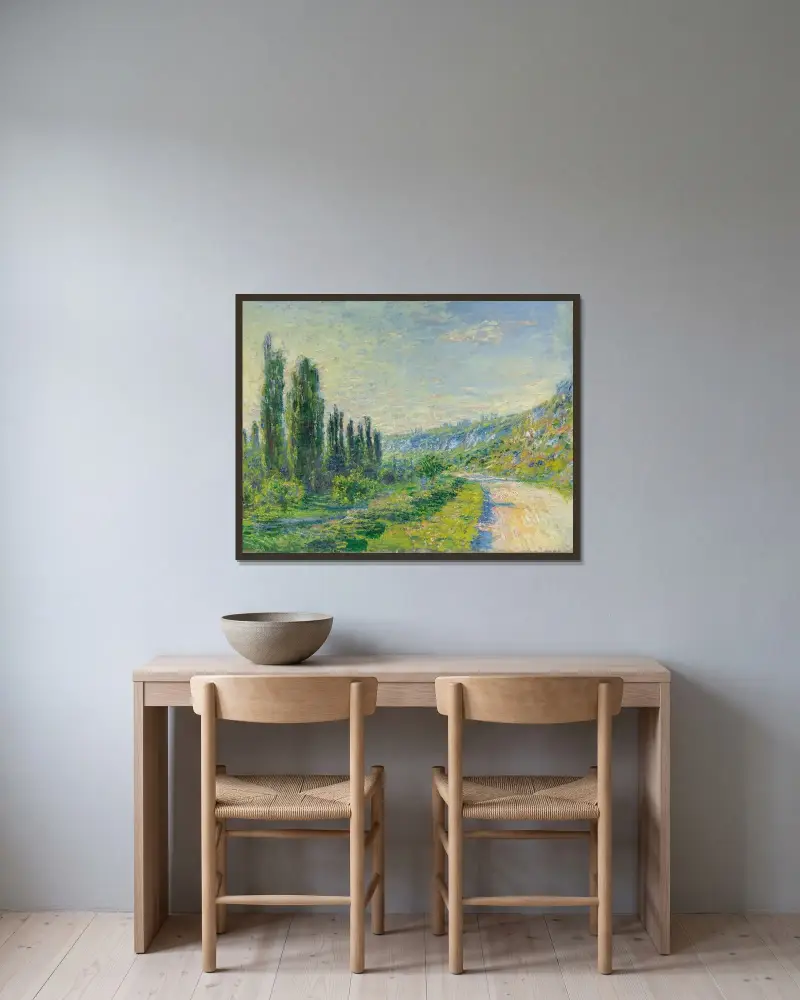 La Route De Vétheuil av Claude Monet inramad på en vägg