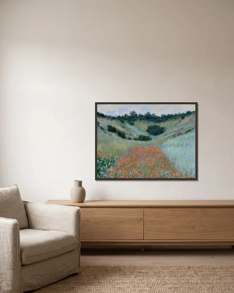 Poppy Field in a Hollow near Giverny av Claude Monet inramad på en vägg