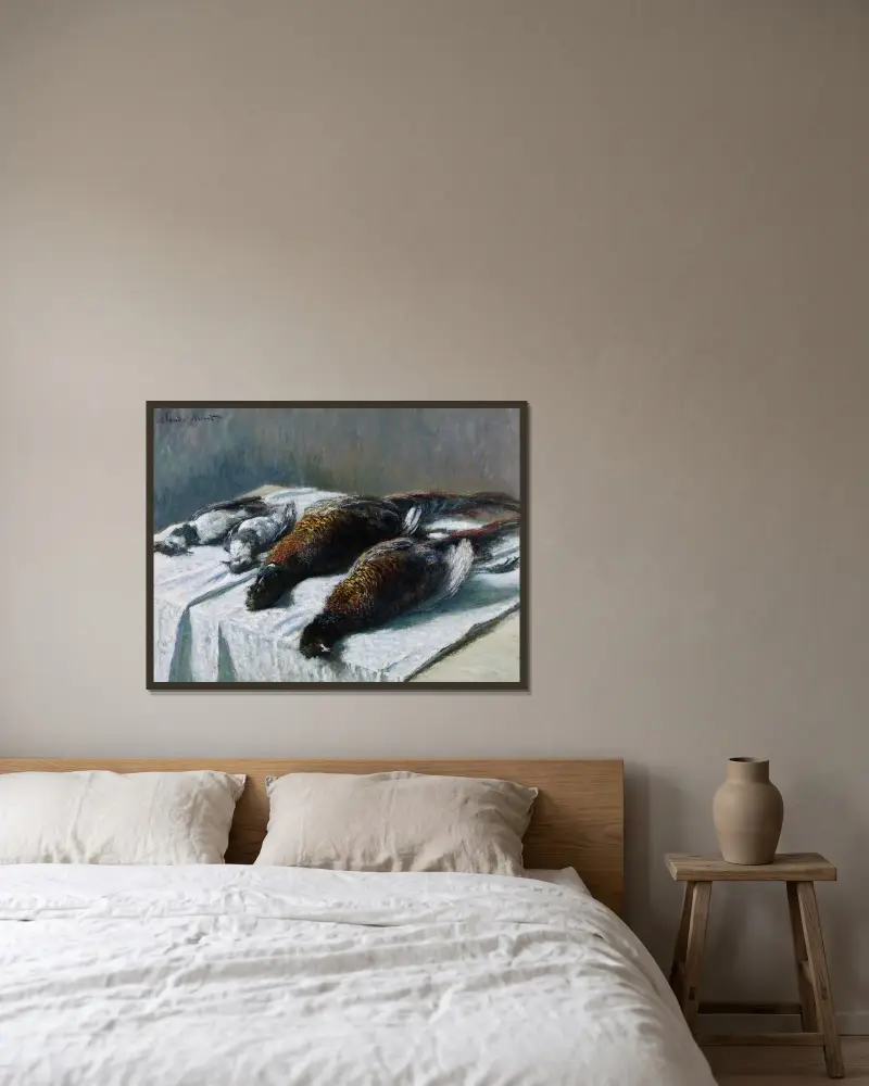 Stillleben mit Fasanen und Kiebitzen von Claude Monet gerahmt an einer Wand