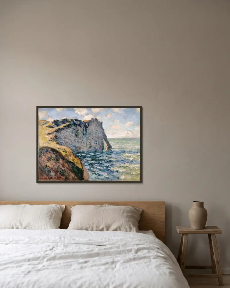 Die Klippe von Aval, Étretat von Claude Monet gerahmt an einer Wand