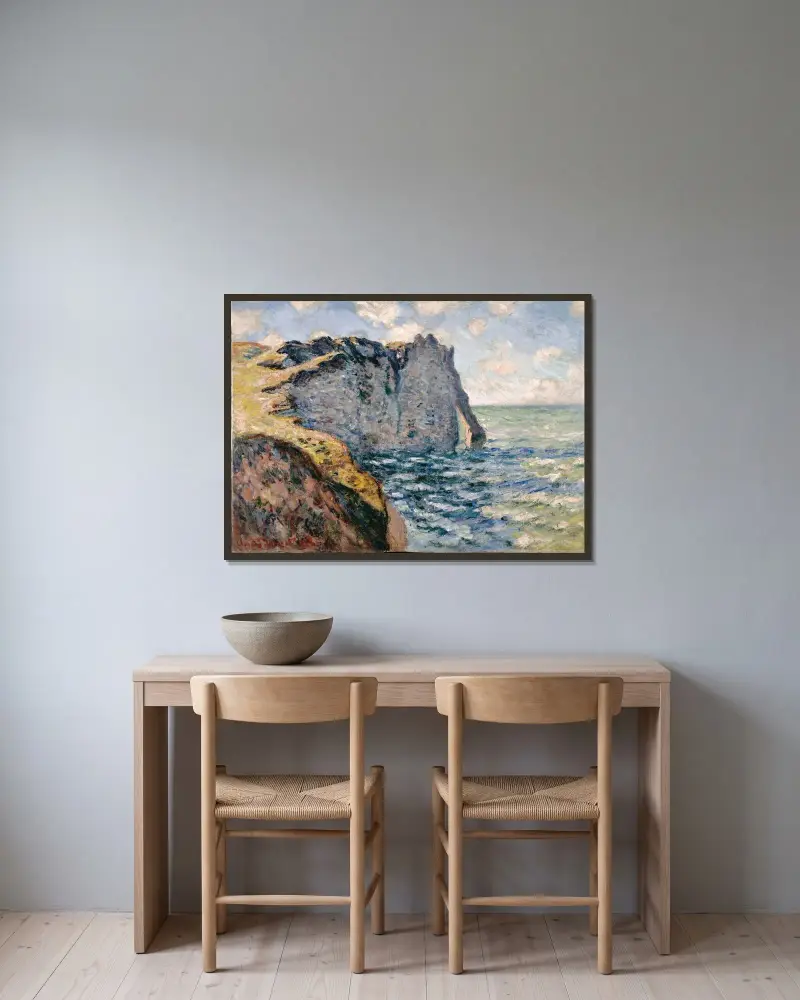 Die Klippe von Aval, Étretat von Claude Monet gerahmt an einer Wand
