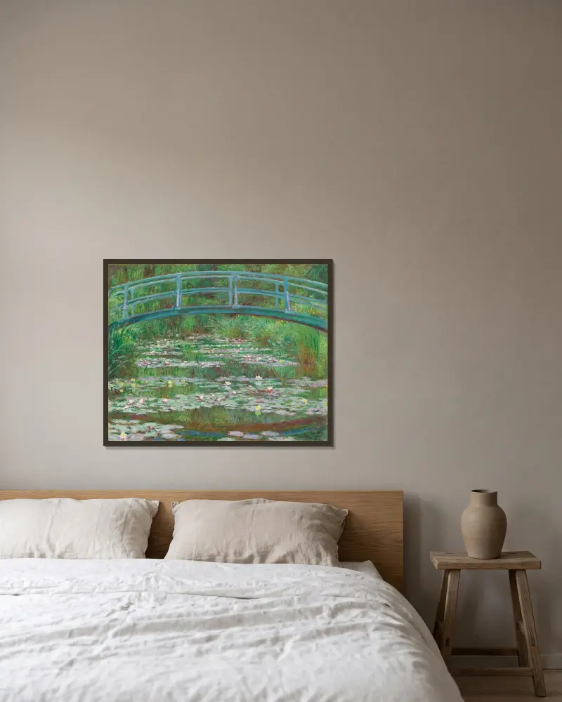Japanska bron av Claude Monet inramad på en vägg