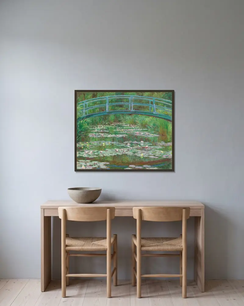 Japanska bron av Claude Monet inramad på en vägg