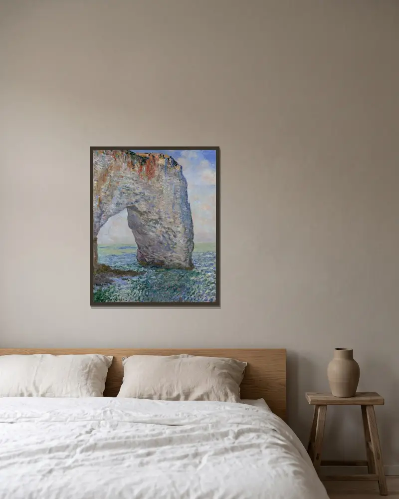 Manneporte nära Étretat av Claude Monet inramad på en vägg