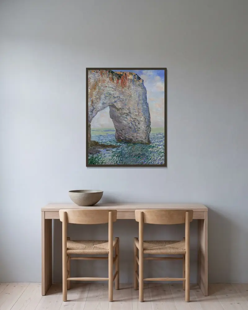 Manneporte nära Étretat av Claude Monet inramad på en vägg