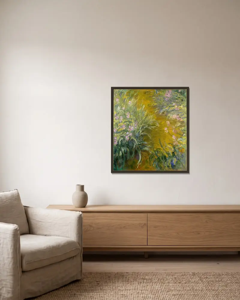 Der Weg durch die Iris von Claude Monet gerahmt an einer Wand