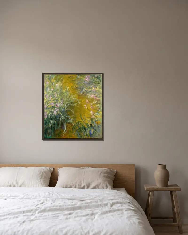 Der Weg durch die Iris von Claude Monet gerahmt an einer Wand
