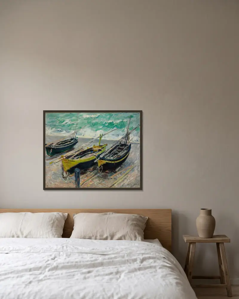 Drei Fischerboote von Claude Monet gerahmt an einer Wand