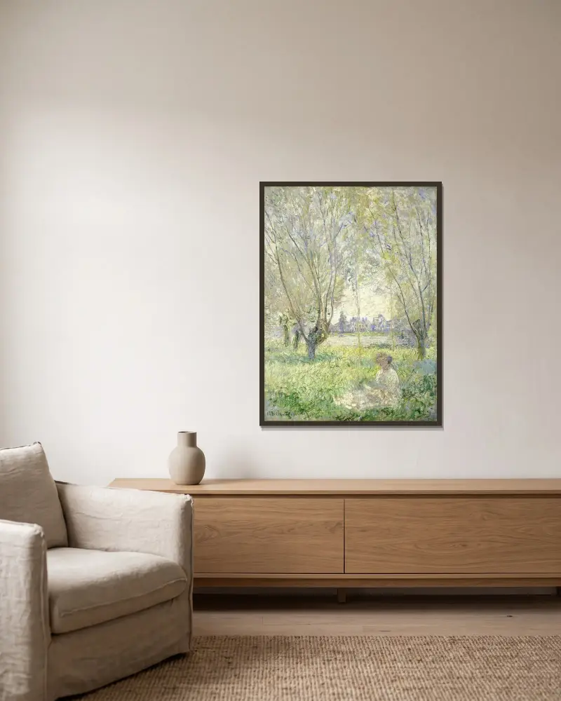 Kvinna sittande under pilarna av Claude Monet inramad på en vägg