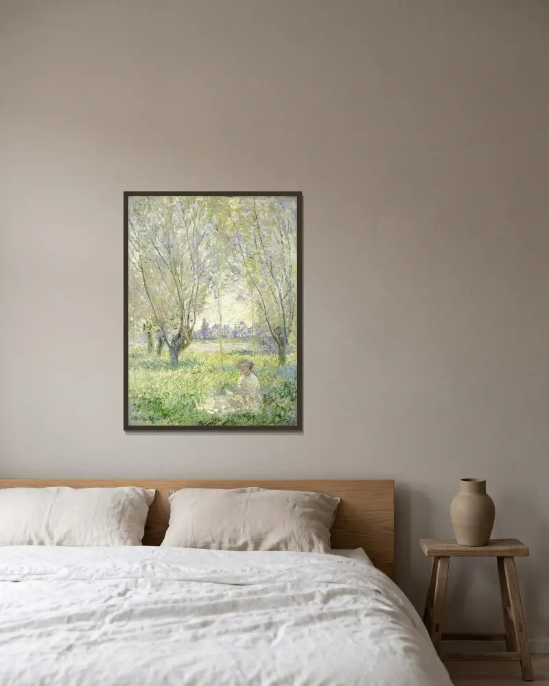 Kvinna sittande under pilarna av Claude Monet inramad på en vägg