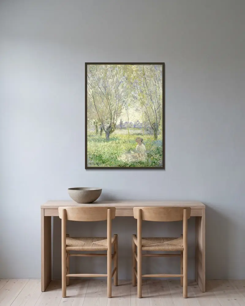 Kvinna sittande under pilarna av Claude Monet inramad på en vägg