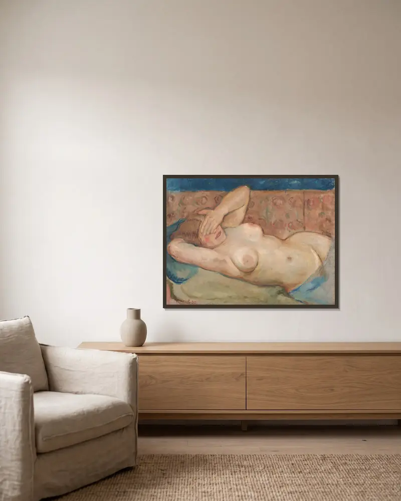 Liegender Akt (Schüchtern) von Cyprián Majerník gerahmt an einer Wand