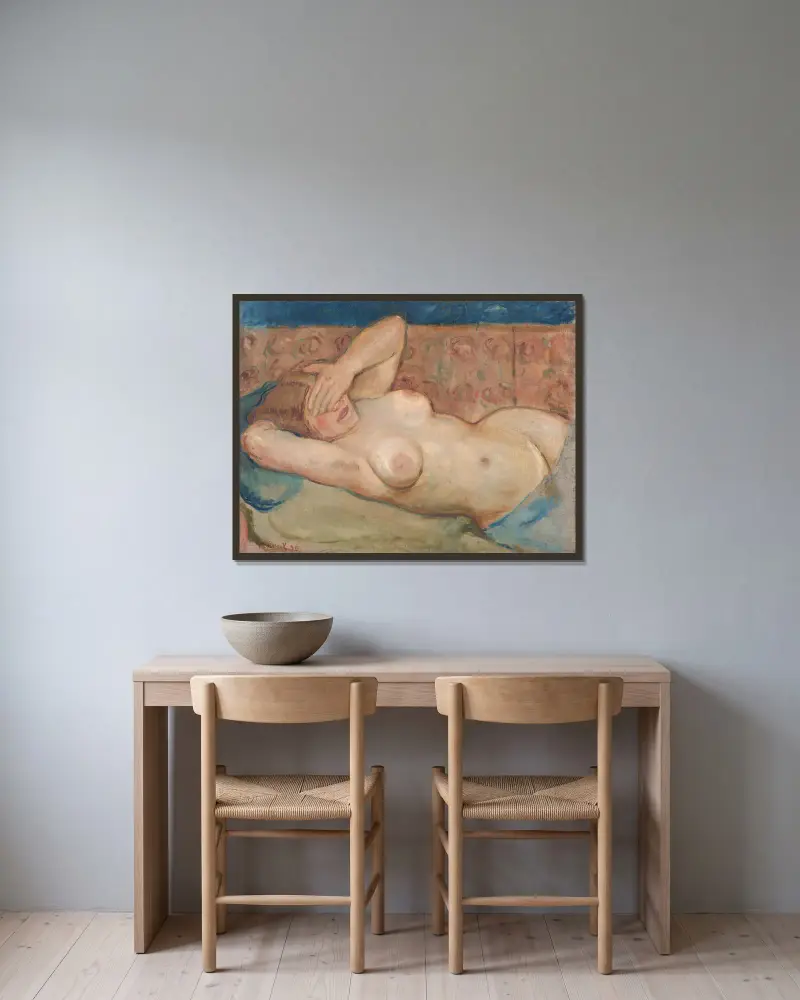 Liegender Akt (Schüchtern) von Cyprián Majerník gerahmt an einer Wand