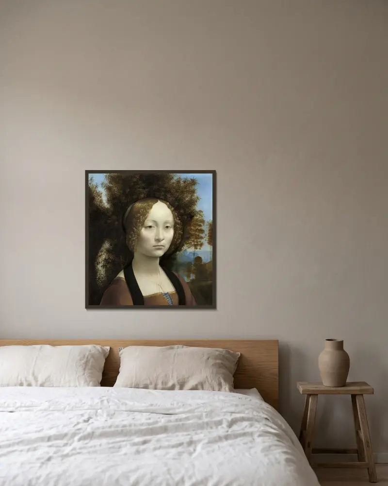 Ginevra de’ Benci (Vorderseite) von Leonardo da Vinci gerahmt an einer Wand