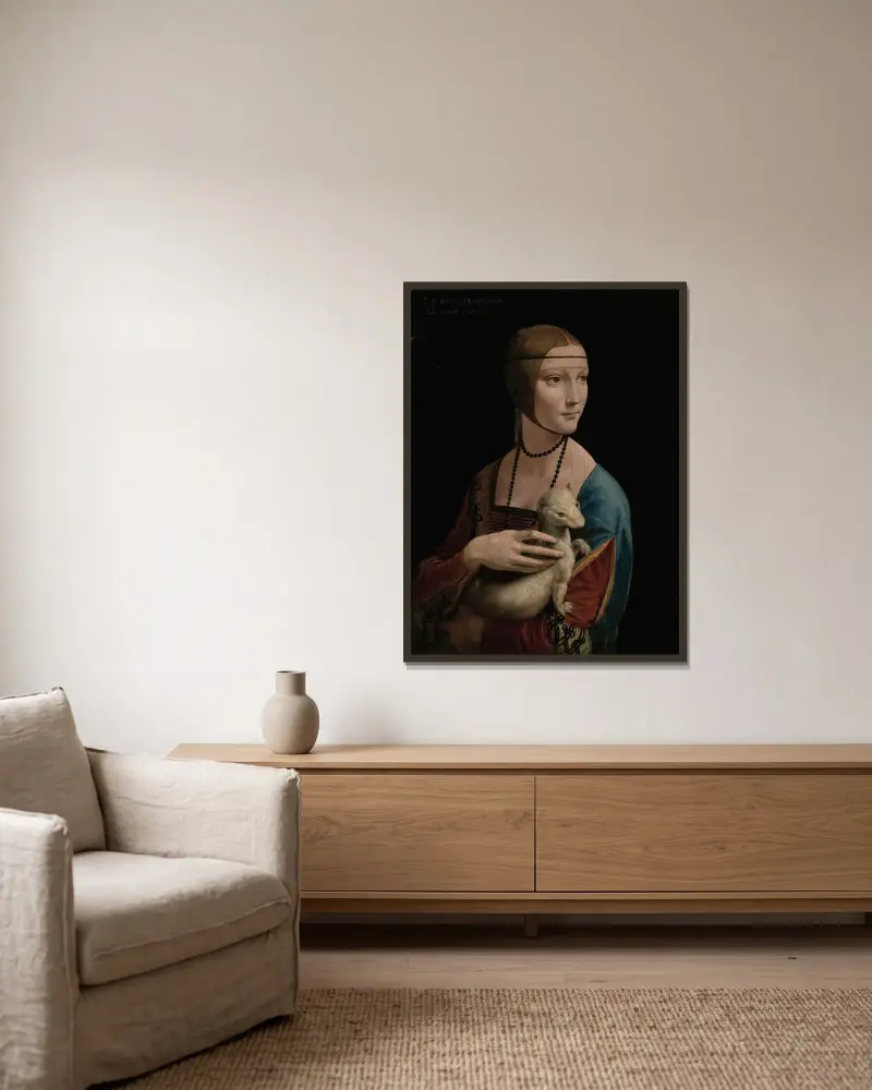 Dame mit dem Hermelin – Porträt der Cecilia Gallerani von Leonardo da Vinci gerahmt an einer Wand
