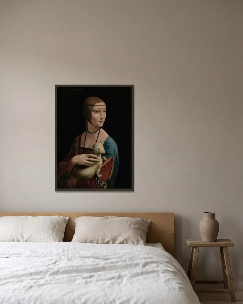 Dame mit dem Hermelin – Porträt der Cecilia Gallerani von Leonardo da Vinci gerahmt an einer Wand
