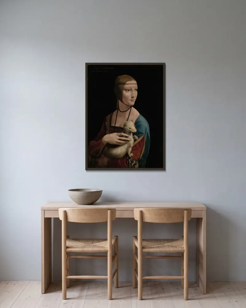 Dame mit dem Hermelin – Porträt der Cecilia Gallerani von Leonardo da Vinci gerahmt an einer Wand