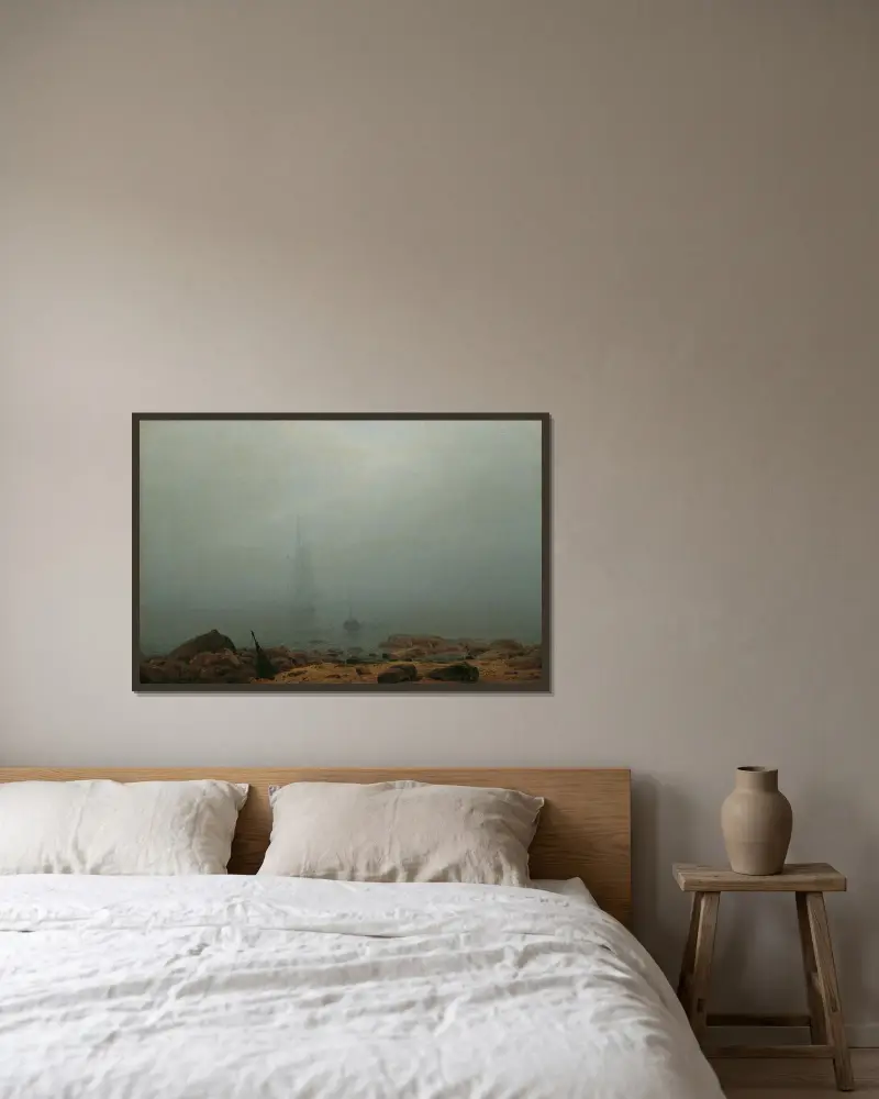 Havsstrand i dimma av Caspar David Friedrich inramad på en vägg