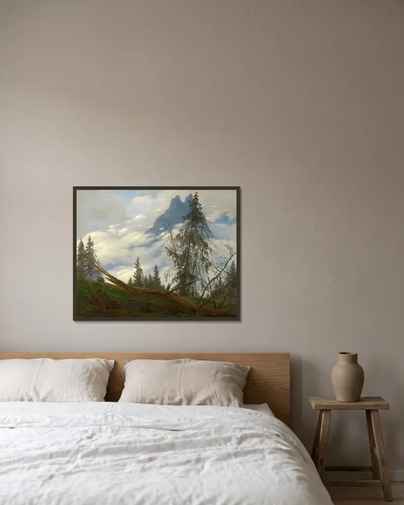 Bergstopp med drivande moln av Caspar David Friedrich inramad på en vägg