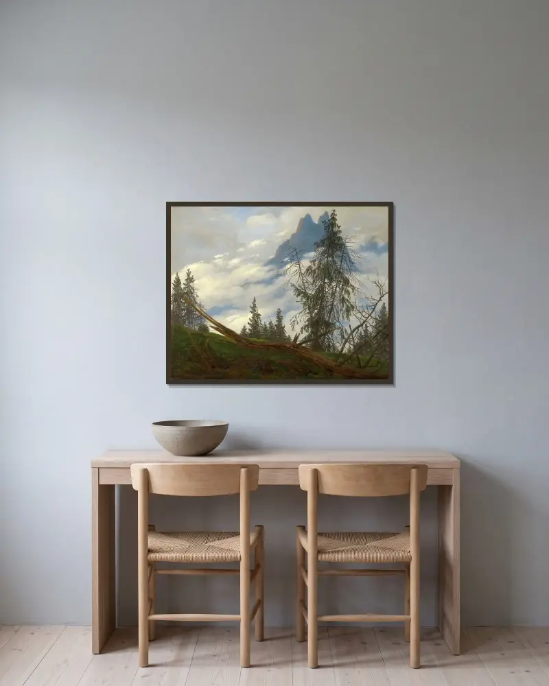 Bergstopp med drivande moln av Caspar David Friedrich inramad på en vägg