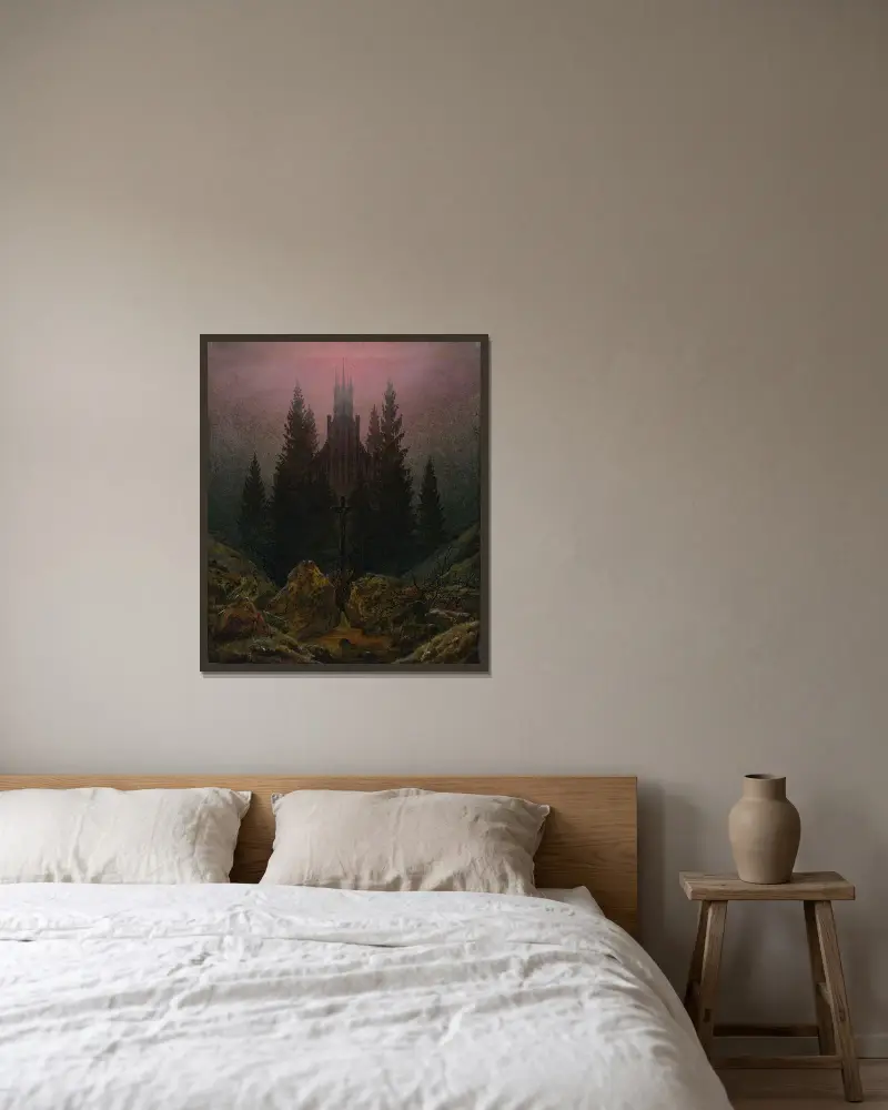 Korset i bergen av Caspar David Friedrich inramad på en vägg