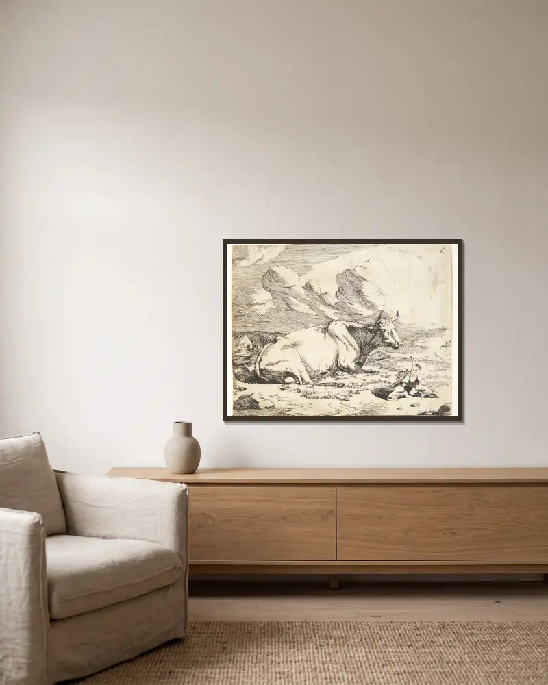 Liegende Kuh – Nr. 1 von Marcus de Bye gerahmt an einer Wand