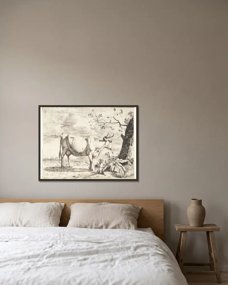 Stehende Kuh, nach rechts gewandt – Nr. 2 von Marcus de Bye gerahmt an einer Wand