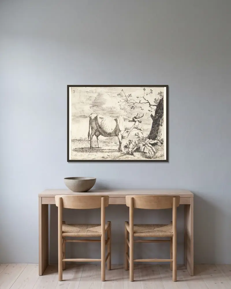 Stehende Kuh, nach rechts gewandt – Nr. 2 von Marcus de Bye gerahmt an einer Wand