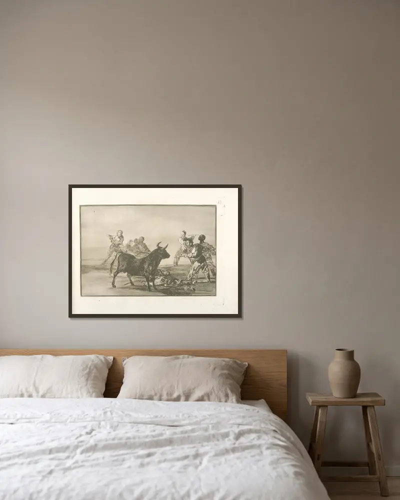 Pöbeln hetsar tjuren med lansar, halvmånar, banderiller och andra vapen av Francisco de Goya inramad på en vägg