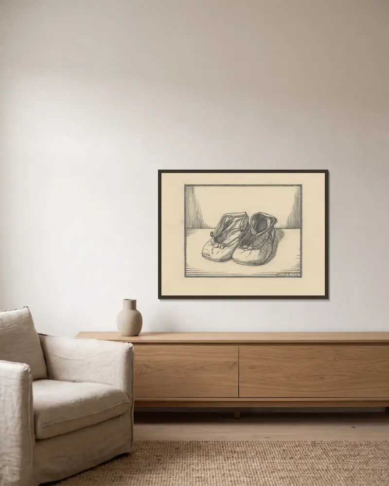 Ein Paar Schuhe von Julie de Graag gerahmt an einer Wand