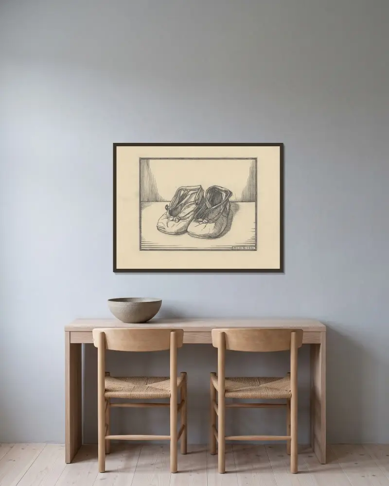 Ein Paar Schuhe von Julie de Graag gerahmt an einer Wand