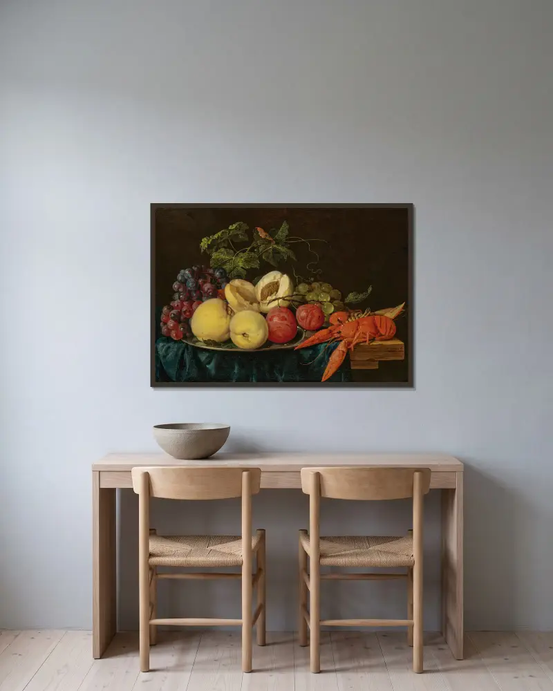 Ovoce na stříbrné míse s humry na částečně přehozeném stole, Jan Davidsz de Heem v rámu na stěně